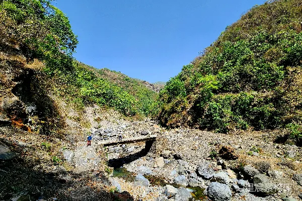 高清摄影 山间一条小桥跨越一条小溪