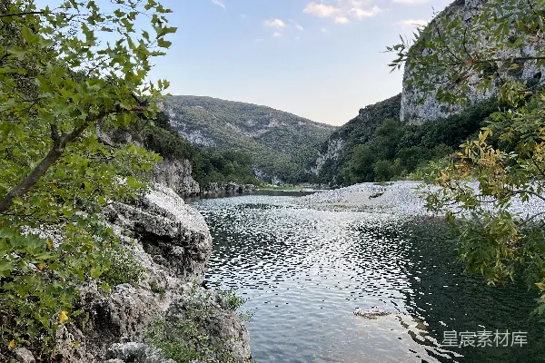 高清摄影 有岩石和树木的河流