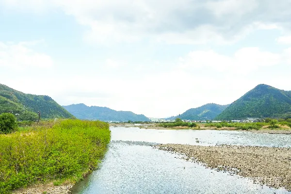 高清摄影 一条河流穿过一片翠绿的山谷
