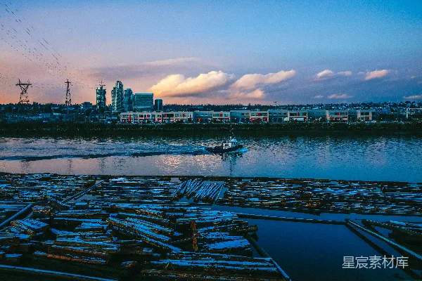 高清摄影 一艘船正沿河驶向一个城市。