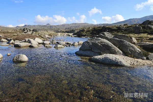 高清摄影 一条溪流穿过岩石嶙峋的山谷