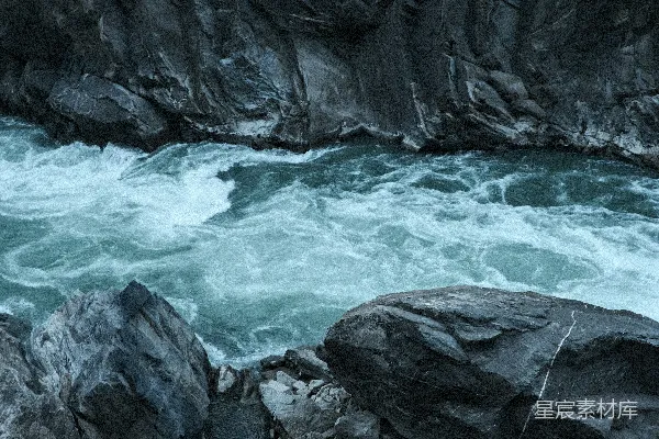 高清摄影 碧玉般河流穿流黑暗岩石峡谷