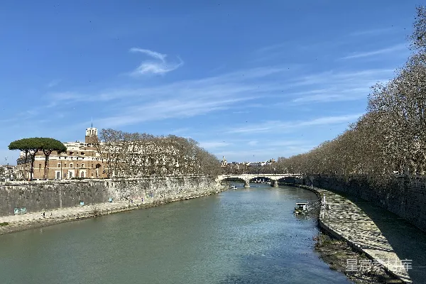 高清摄影 一条河流穿过一座城市旁边的一座桥