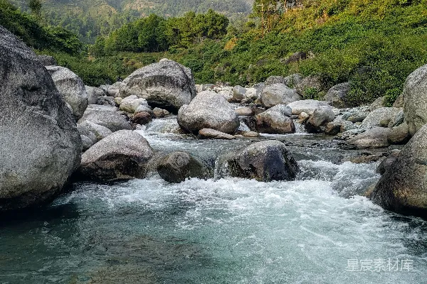 高清摄影 白天河边绿草与灰石并列