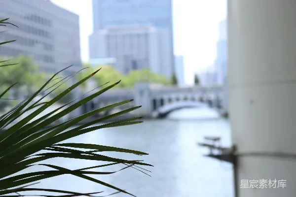 高清摄影 背景中有桥的一条河流景色