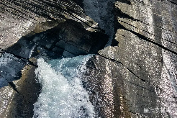 高清摄影 一条水流在两块大石头之间流淌