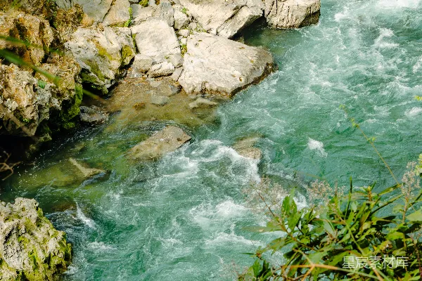 高清摄影 turquoise河流穿过岩石峡谷，两岸绿树环绕