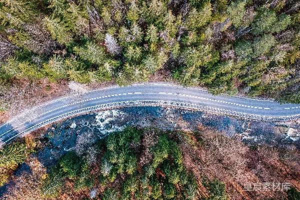 高清摄影 树木中间的空中道路概览