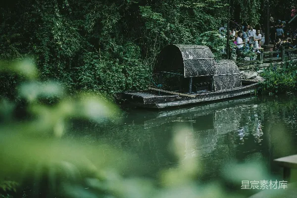 高清摄影 水面漂浮的船