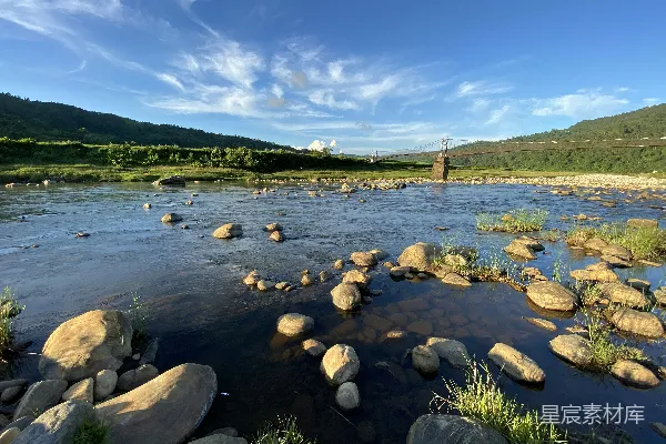 高清摄影 一条河流穿过一片郁郁葱葱的乡村景色