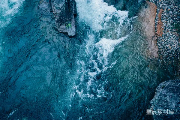 高清摄影 白天海水波浪撞击岩石