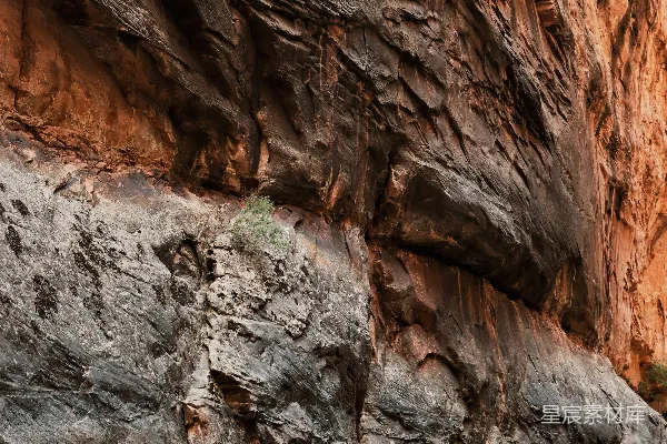 高清摄影 白天近水体的棕色岩层 formations