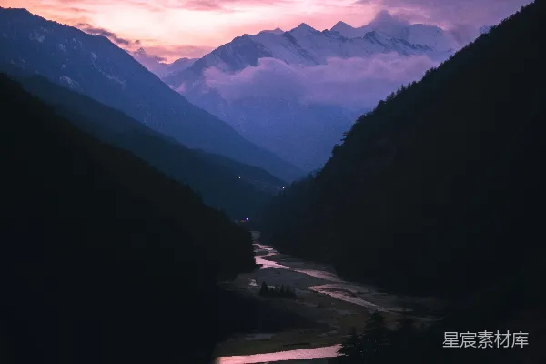 高清摄影 一条河流穿过被山环绕的山谷