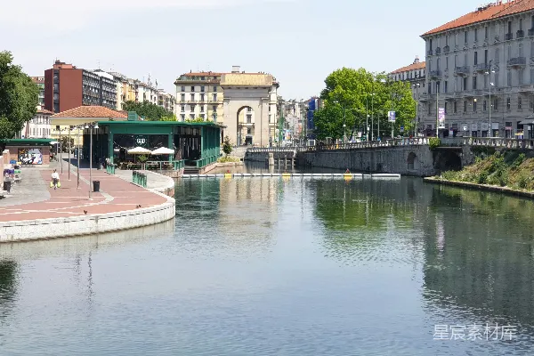 高清摄影 近 pond 的房屋和建筑