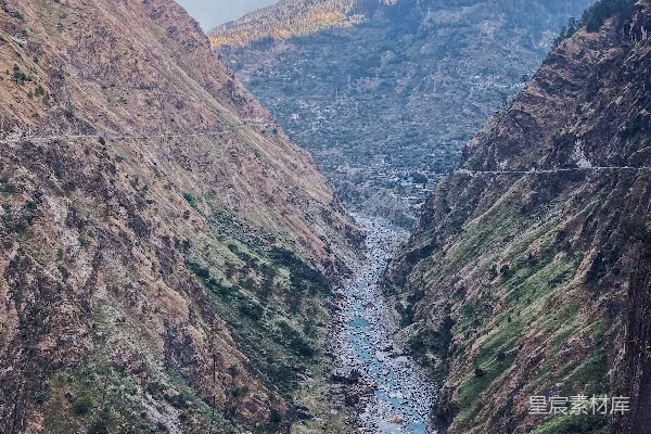 高清摄影 山间白天的河流