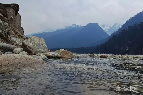 高清摄影 山间云雾缭绕中的水域