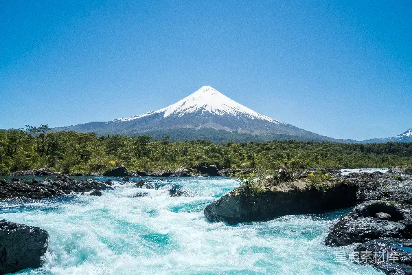 高清摄影 背景中有山的河流
