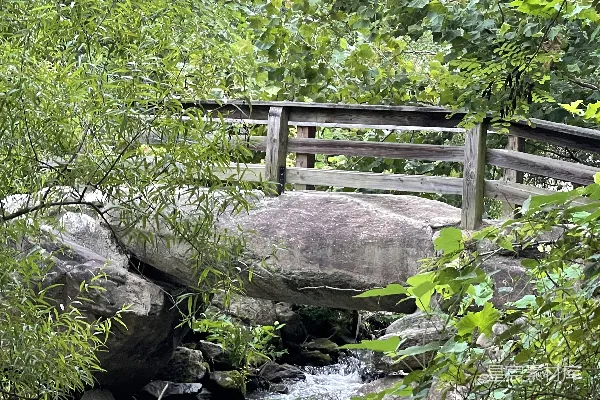 高清摄影 河边的一座棕色木制围栏