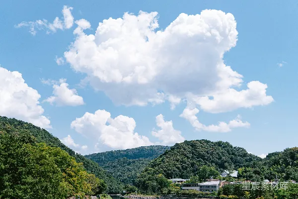 高清摄影 蓝河蜿蜒穿过绿山，在一片阴云的天空下。