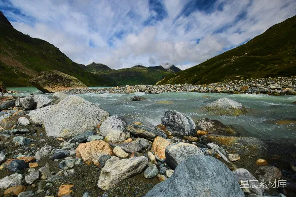 高清摄影 山间溪流，foreground中岩石和巨石