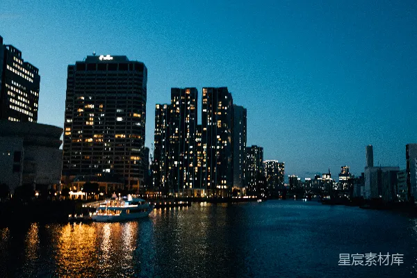 高清摄影 夜幕下的城市天际线倒映在水面上。