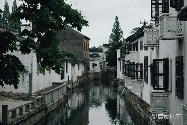高清摄影 一条河流穿城而过，旁边是高大的建筑物