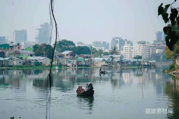 高清摄影 河上一艘小船上的两个人