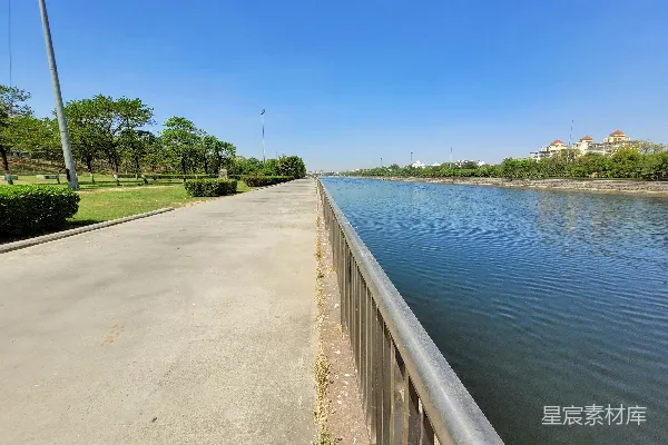 高清摄影 一条道路旁边有一片水域