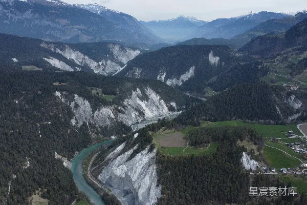 高清摄影 山间一条蜿蜒的道路穿过山谷