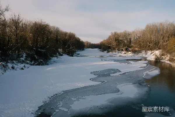 高清摄影 流经雪覆盖森林的冰河