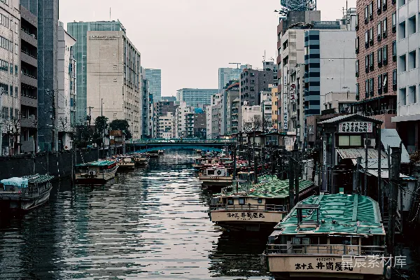 高清摄影 背景中有城市的小船小舟在一片水域中