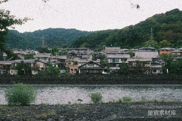 高清摄影 背景中有房屋的水域