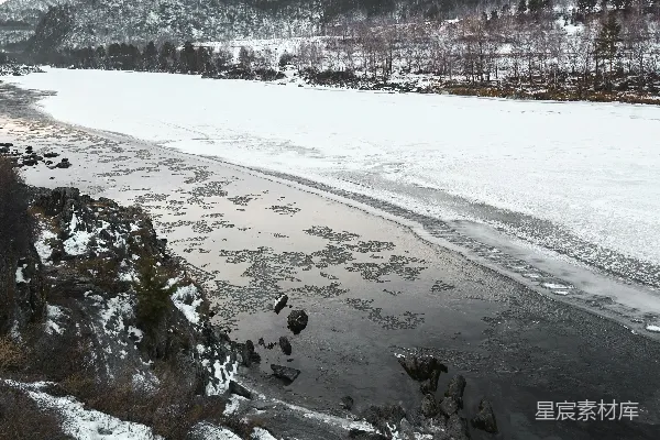 高清摄影 雪覆盖的山间树木 landscape
