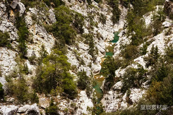 高清摄影 山中有条河流蜿蜒而过的一幅景象