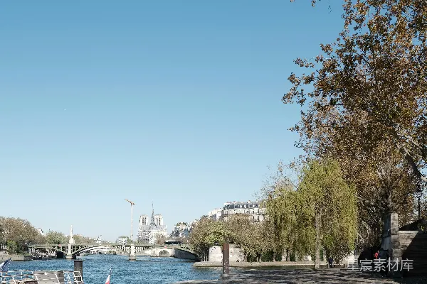 高清摄影 在巴黎塞纳河畔欣赏 Notre Dame 塔楼