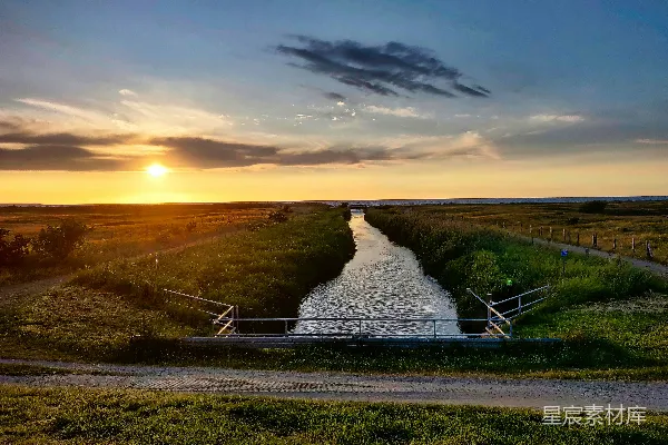 高清摄影 一条河流穿过草丛区域