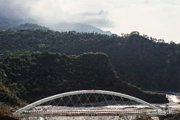 高清摄影 河上的一座桥，背景是山峰。