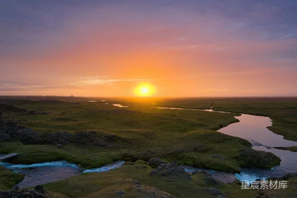 高清摄影 夕阳西下在一片草地上