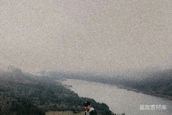 高清摄影 湖边站着一个人