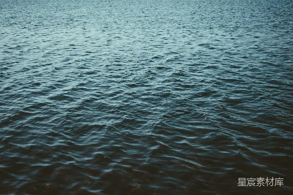 高清摄影 白天的平静水域