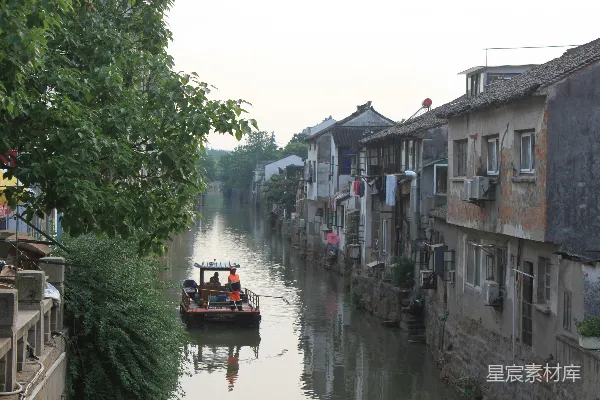 高清摄影 白天人们在建筑物之间乘坐小船游河