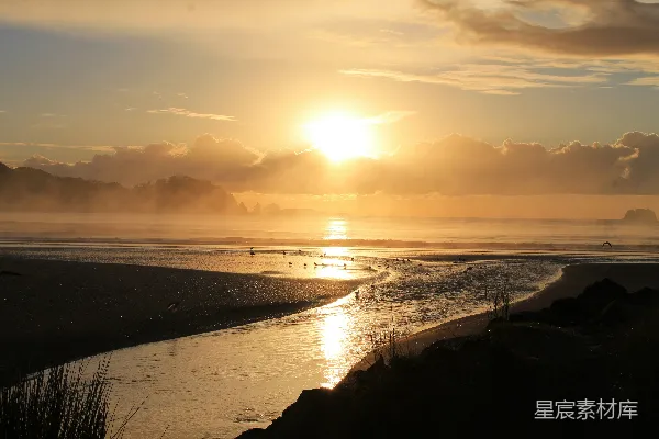 高清摄影 海滩上的太阳正在 Setting 落下水面