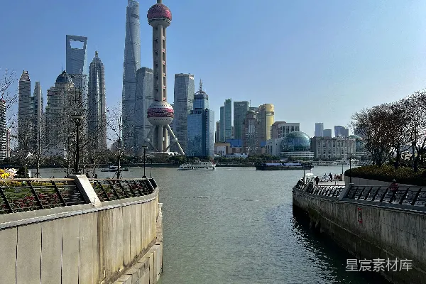 高清摄影 背景中有座城市的水域