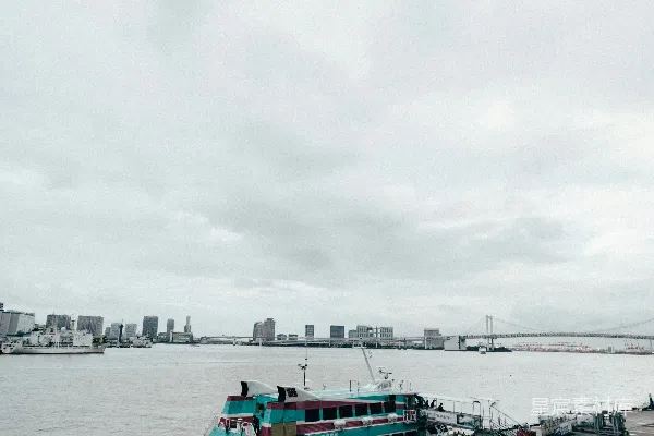 高清摄影 一艘船停在路边。
