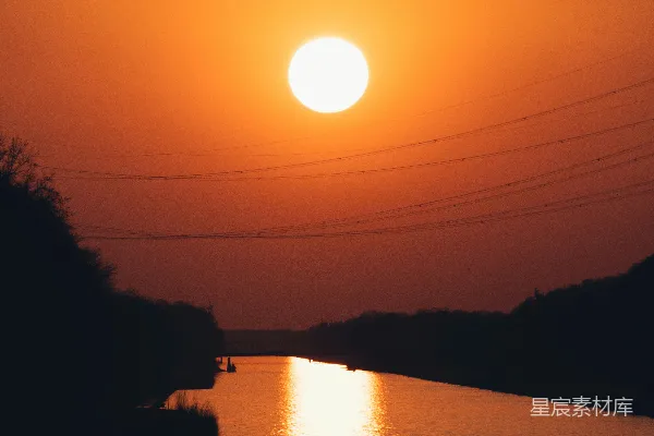 高清摄影 夕阳落下在一片水域之上