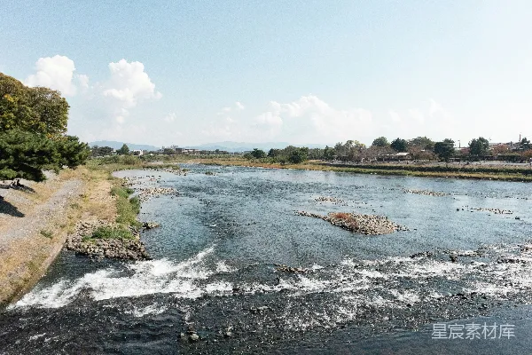 高清摄影 一条河流穿过了郁郁葱葱的乡村 countryside 要改为 countryside 穿过一条河流