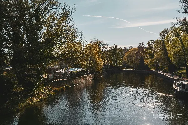 高清摄影 河边有一条河，岸边有树和一个码头。