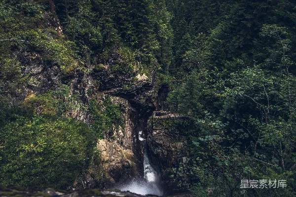 高清摄影 白天瀑布周围有树木 surrounds with trees 的瀑布 在 白天 风景 如此 绚丽