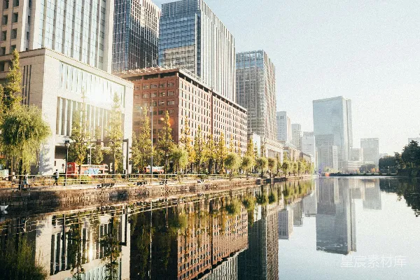 高清摄影 城巿 skyline 反映在宁静的水面。