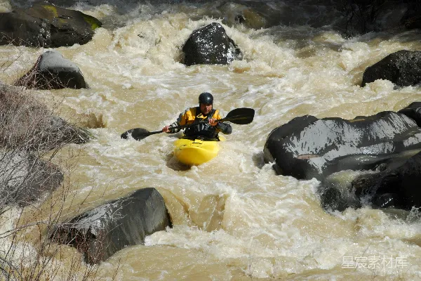 高清摄影 黑色和黄色夹克的人在白天驾驶黄色的 kayaking 河流中